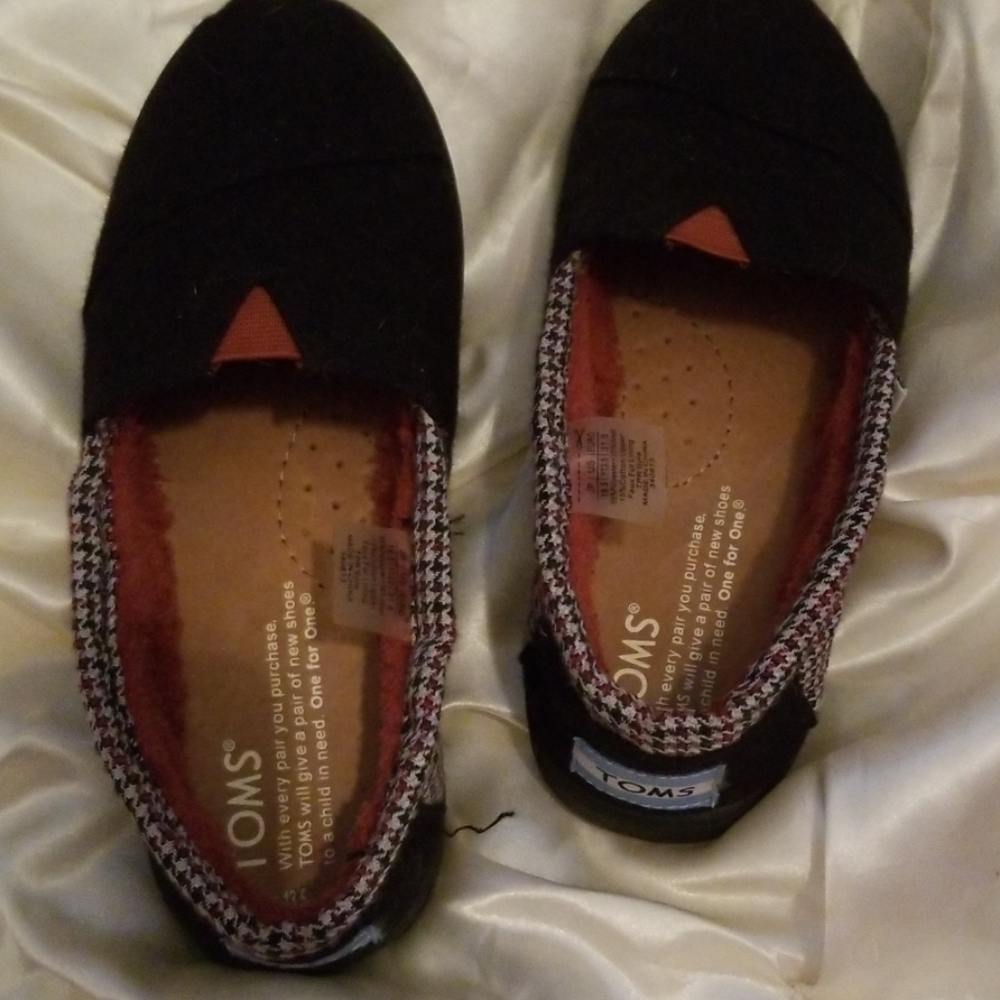 Tom's size 13.5 slip on faux fur lined shoes